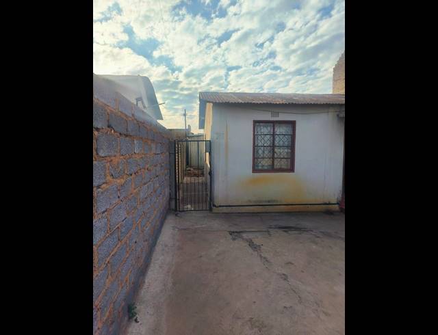 2 BEDROOM HOUSE FOR SALE IN ORLANDO WEST